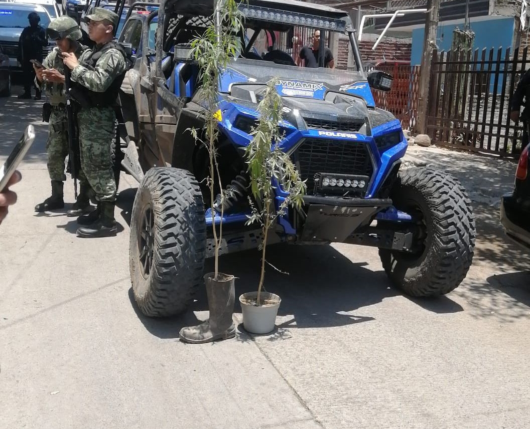 Empistolado se hace perseguir en un razer en Culiacán; traía plantas de marihuana y a una menor a bordo