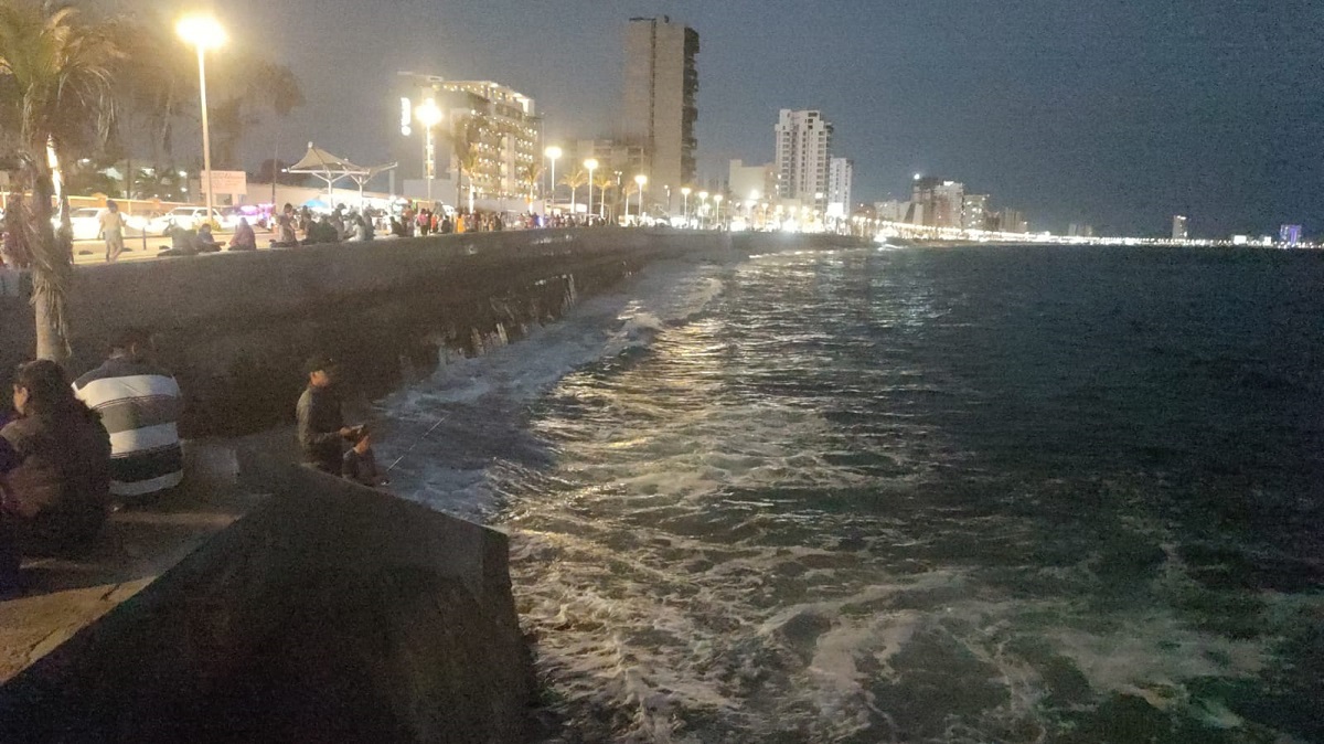 Azotan las olas en el Malecón de Mazatlán por mar de fondo; el oleaje supera los dos metros de altura