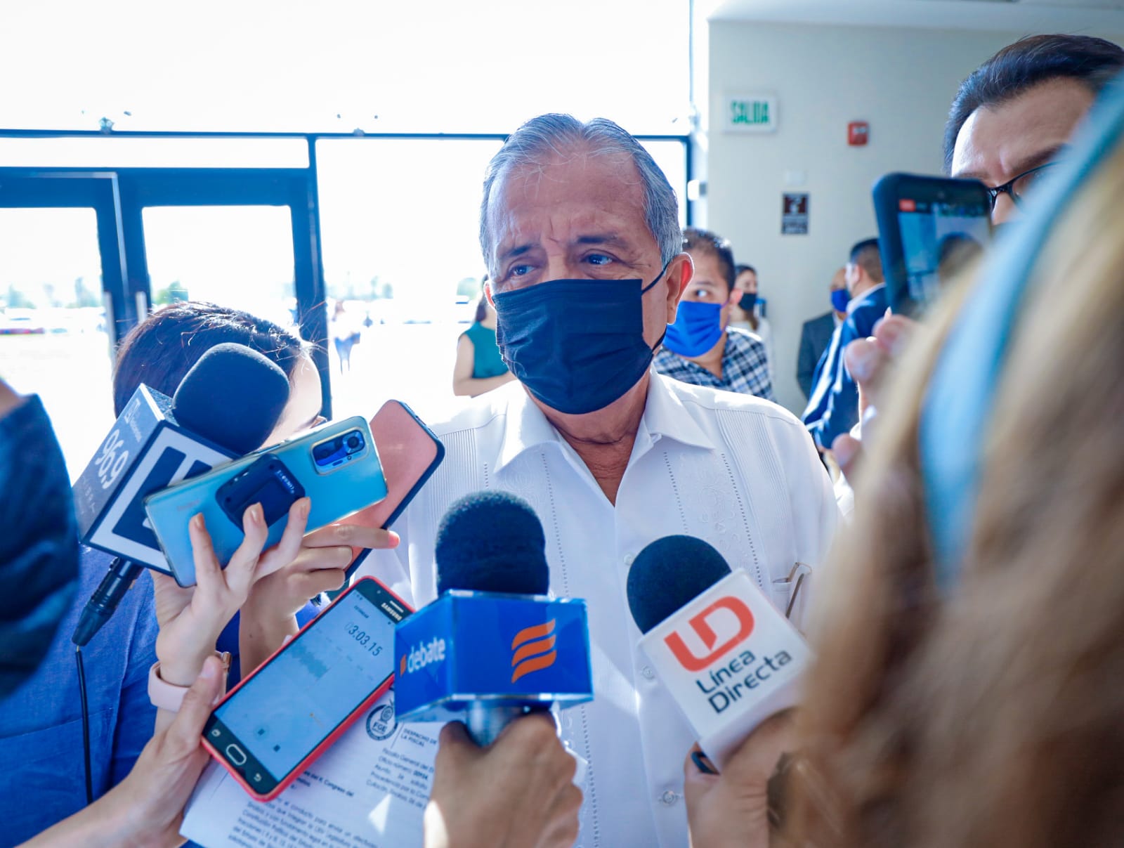Mete las manos al fuego por su comité de adquisición, dice Estrada; “son personas honorables”