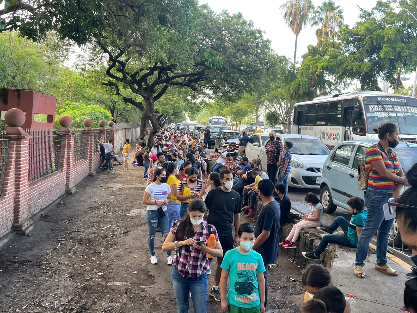 Filas kilométricas en el segundo día de vacunación contra el COVID-19 para menores de 5 a 11 años en Culiacán