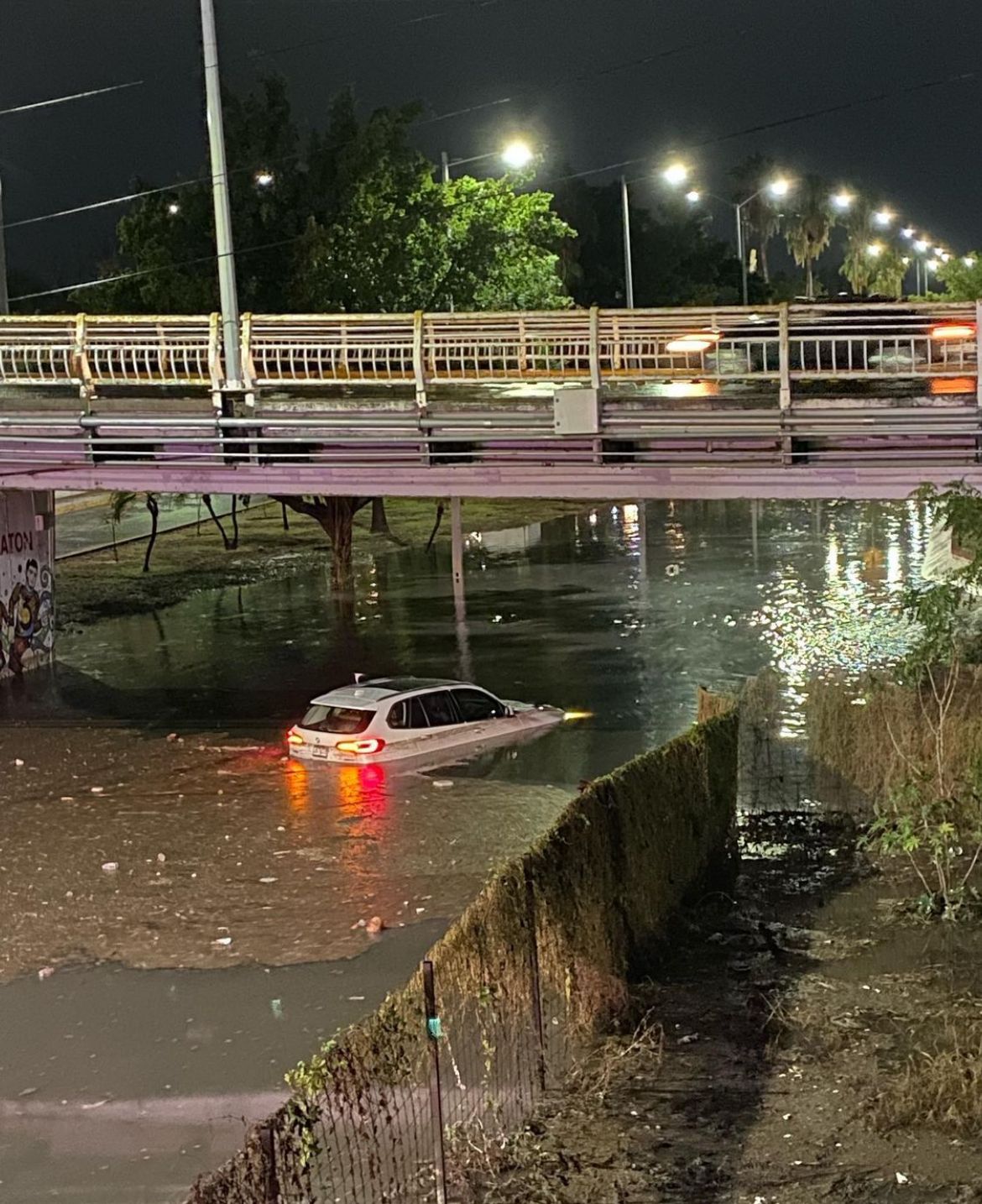 La fuerte lluvia que ‘azotó’ Culiacán, dejó inundaciones y carros averiados