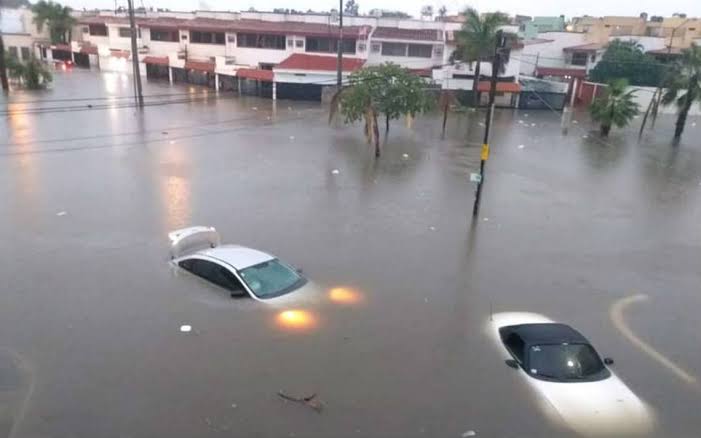 Gobiernos corruptos y ciudadanos inconscientes son los culpables de inundaciones en Mazatlán: Químico Benitez