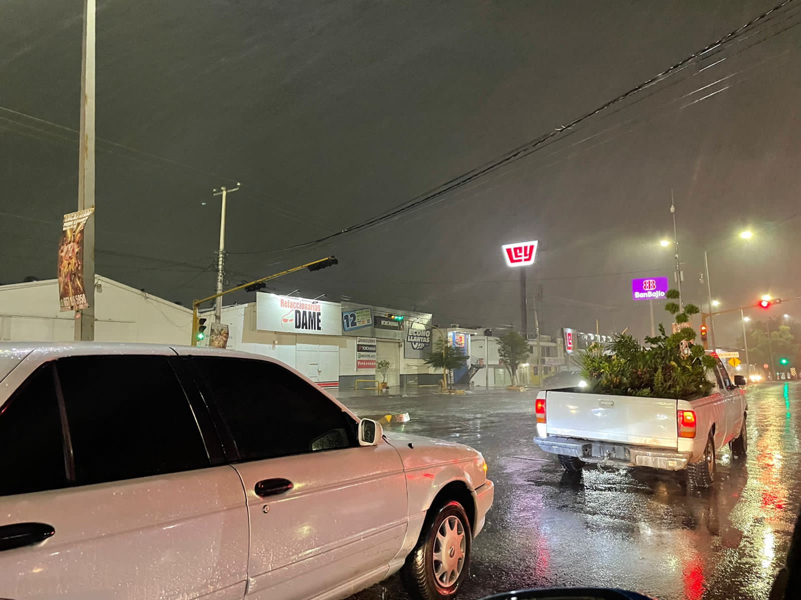 ¡Con todo y granizo! Llueve intensamente en Culiacán; se generalizan apagones