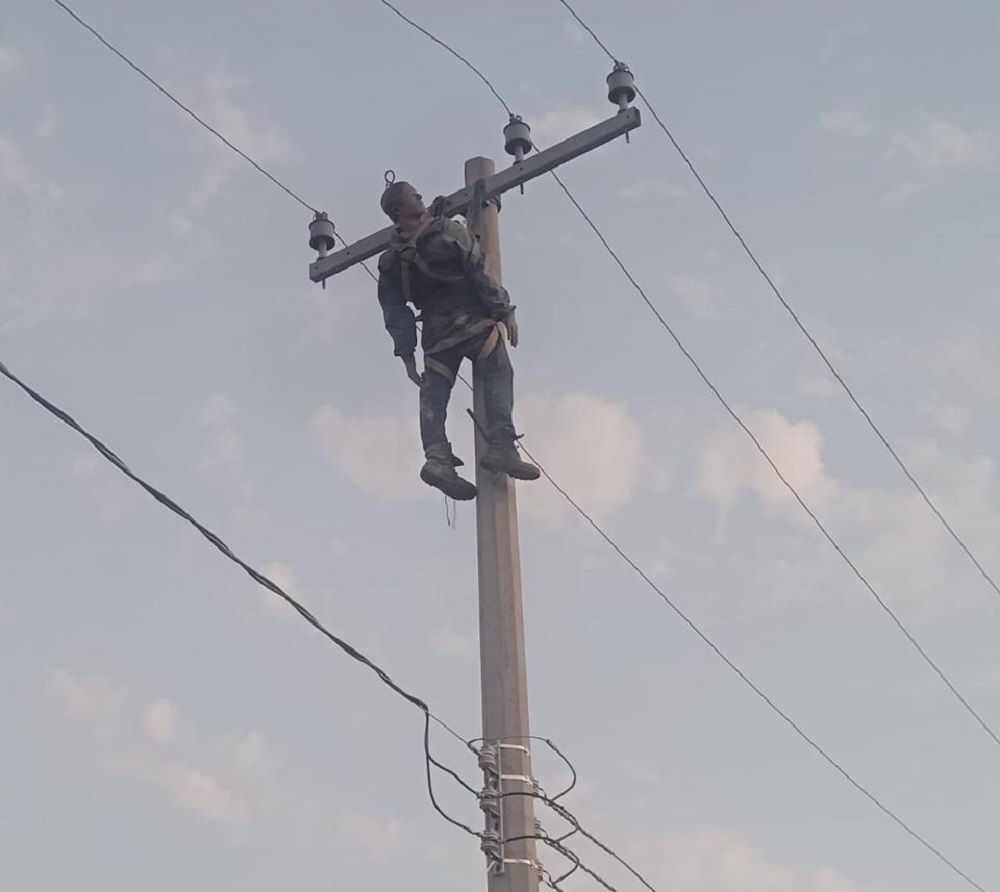 ¡Vaya broma! Reportan hombre colgado de un poste de la CFE en Mazatlán, resulta ser un maniquí