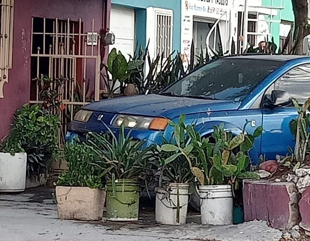 Se estacionó como los buenos, en la banqueta, pero no se salvó de la multa en Mazatlán