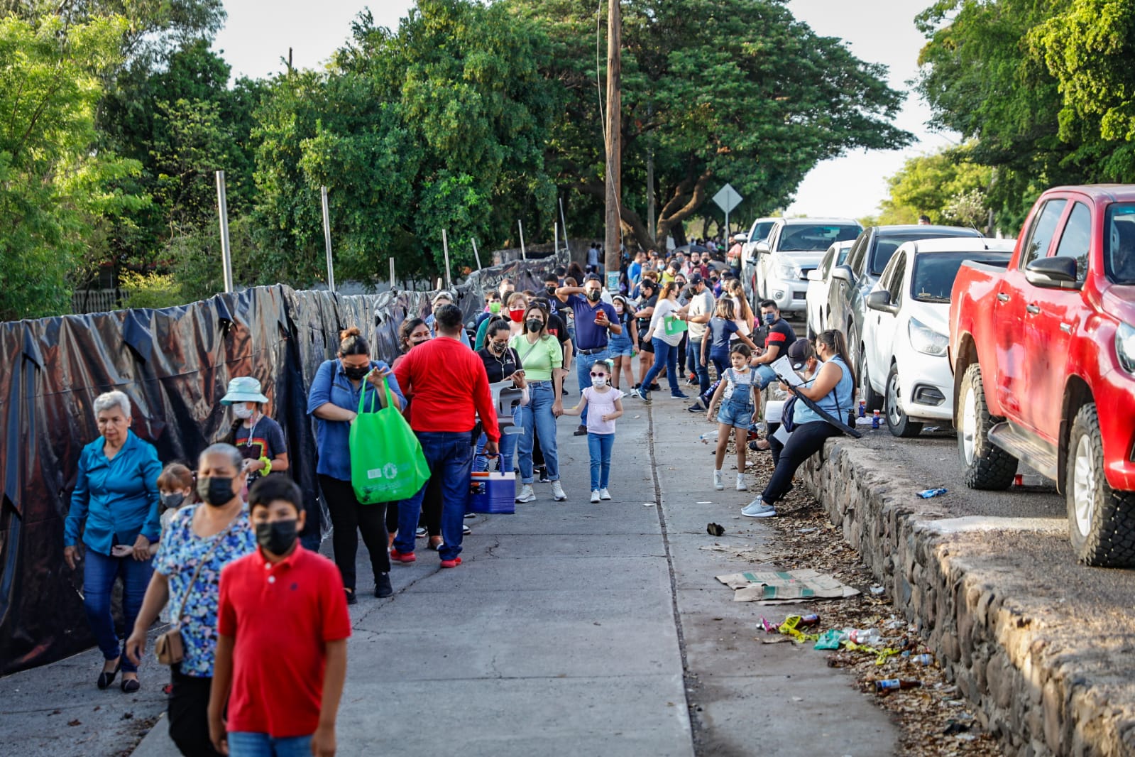 Entre llantos y niños desvelados haciendo fila en pijama, arranca la vacunación contra el COVID-19 a pequeños de 5 a 11 años en Sinaloa