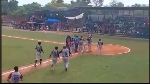 ¡Insólito! Ampayer golpea a un coach que ya había sido expulsado