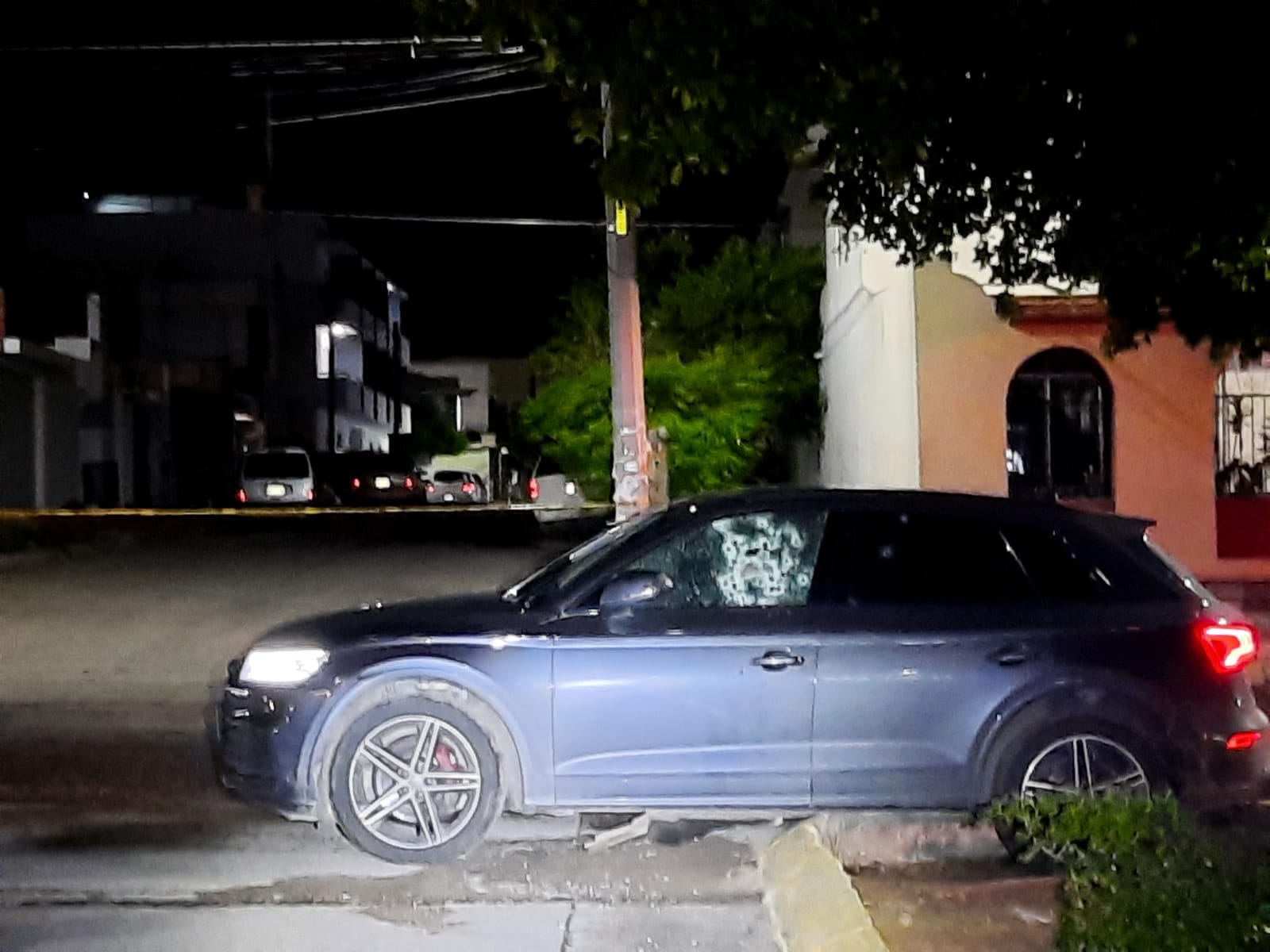 Con ráfagas de arma larga asesinan a un hombre en camioneta de lujo en Culiacán