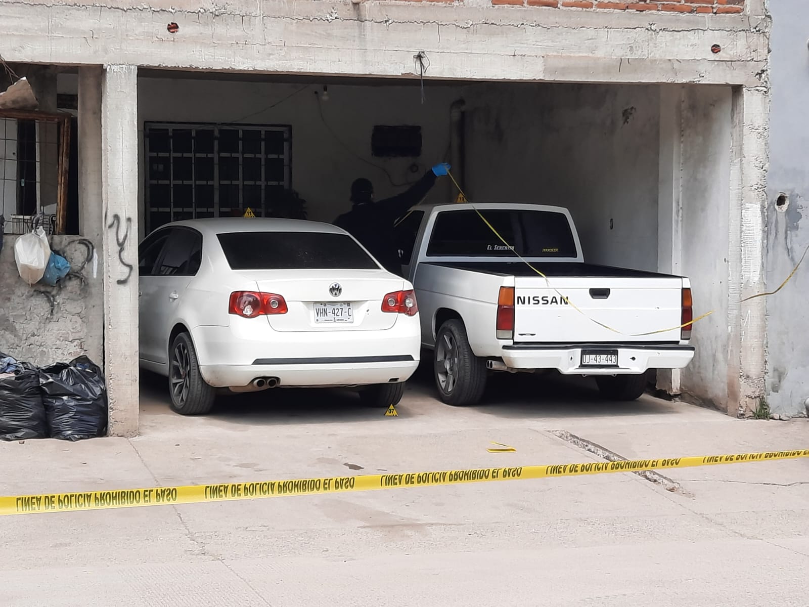 Balean dos vehículos en vivienda de Culiacán; presentan daños en carrocería y cristales