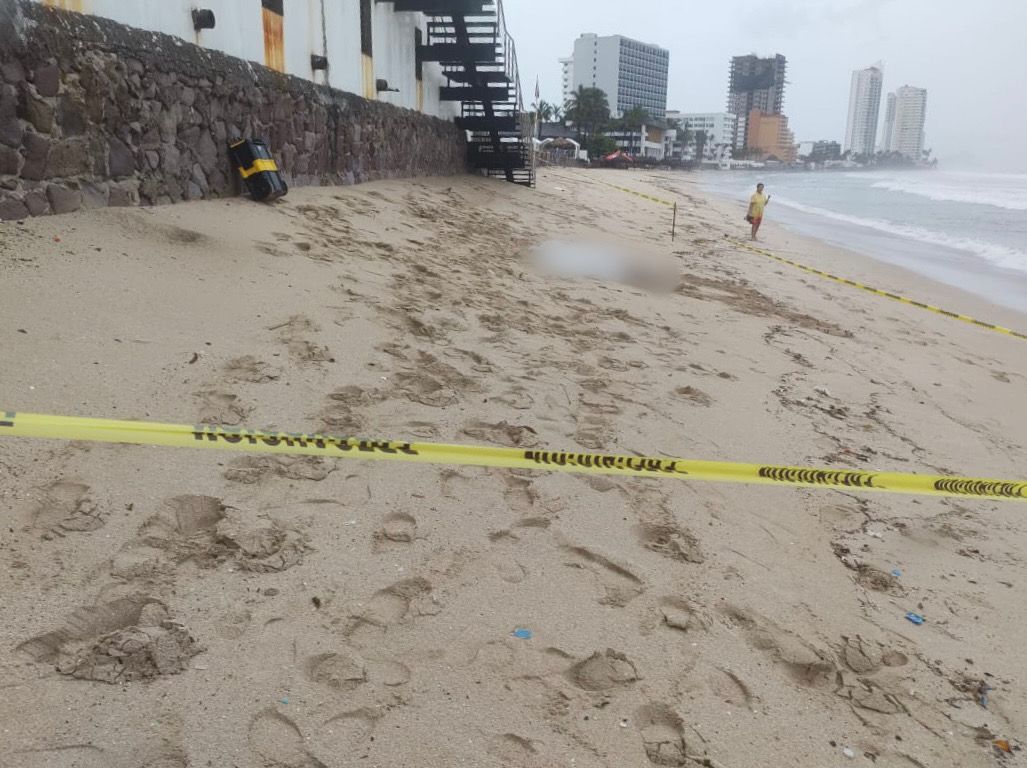 Boca arriba y desnudos localizan dos cuerpos en playa de Mazatlán