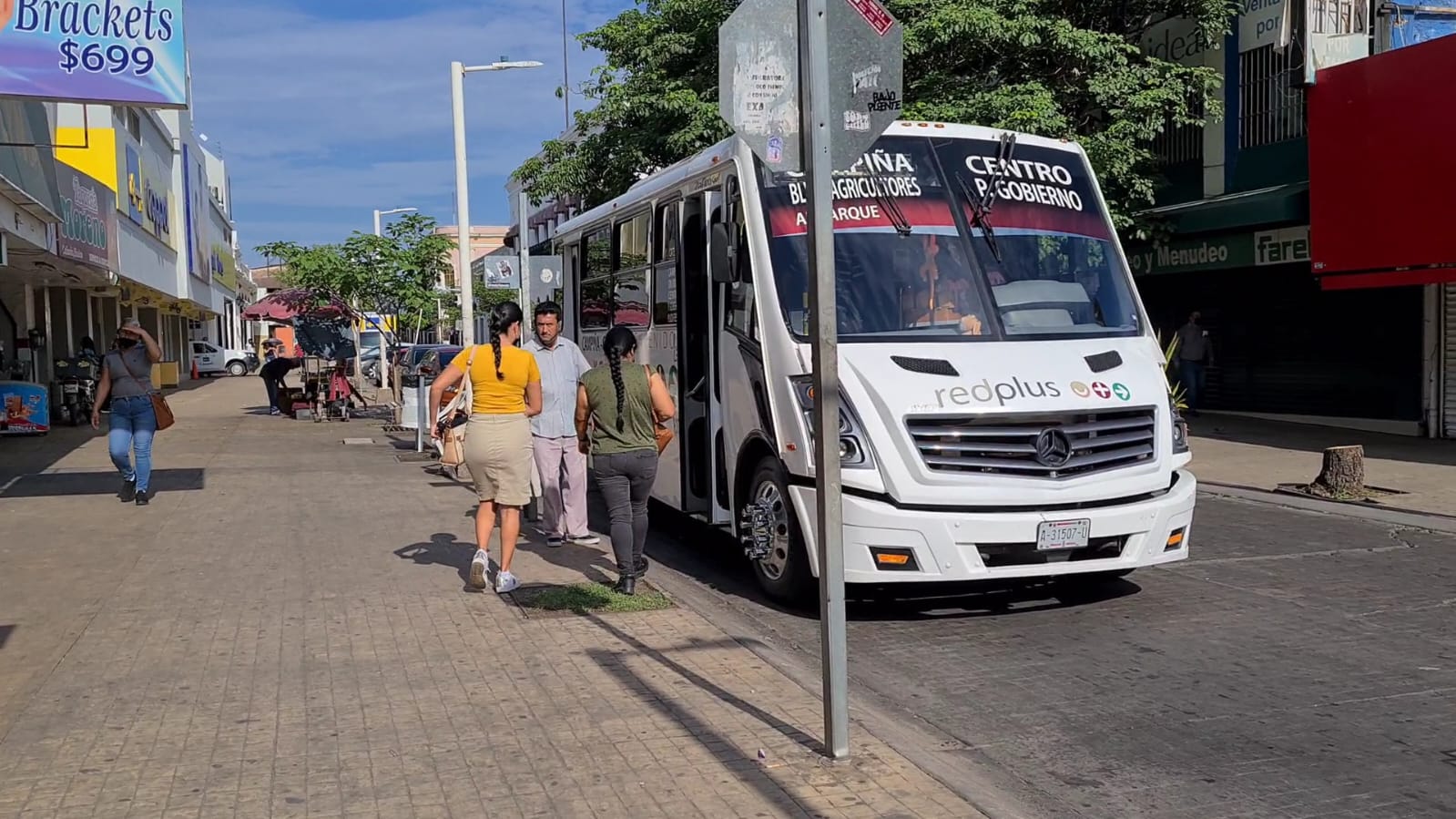Automovilistas obstruyen paraderos de camiones urbanos; choferes piden presencia de agentes de tránsito