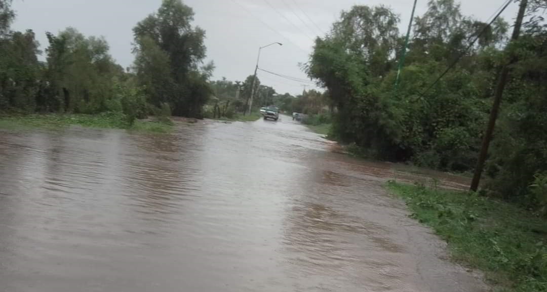 Quedan incomunicadas comunidades del municipio de Sinaloa por creciente de arroyos