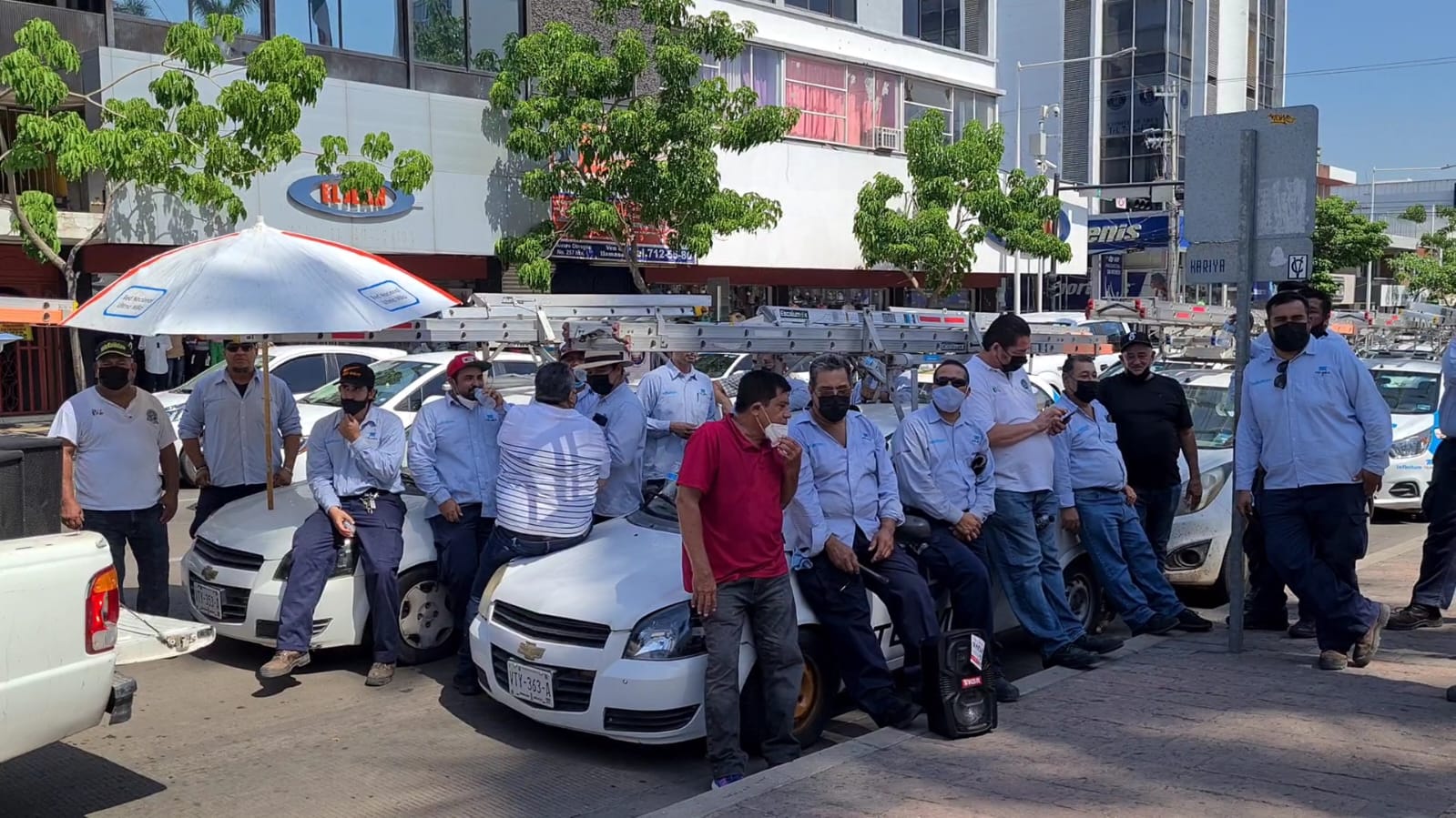 ¡Caos vial! En decenas de vehículos, se manifiesta trabajadores de Telmex frente al Ayuntamiento en Culiacán