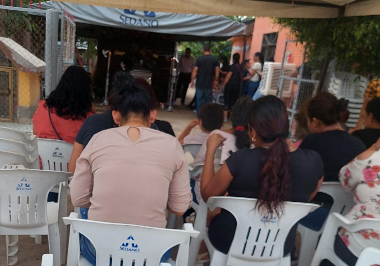 Entre la indignación y el dolor le dan el último adiós a Leydy en El Tajito, Guasave