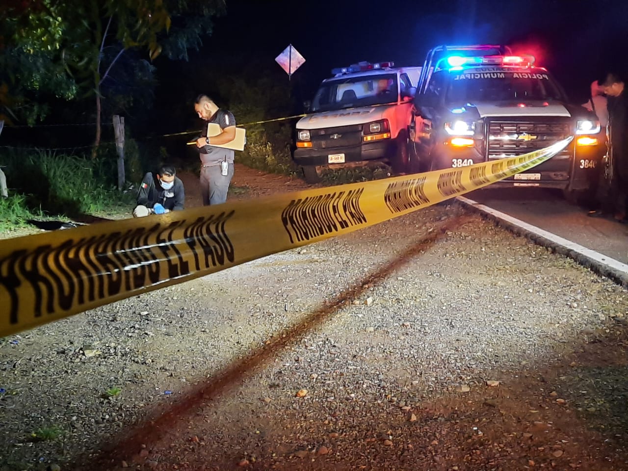 Atado de los pies con cinta y la cabeza cubierta con una bolsa es localizado un hombre sin vida, en Sanalona, Culiacán