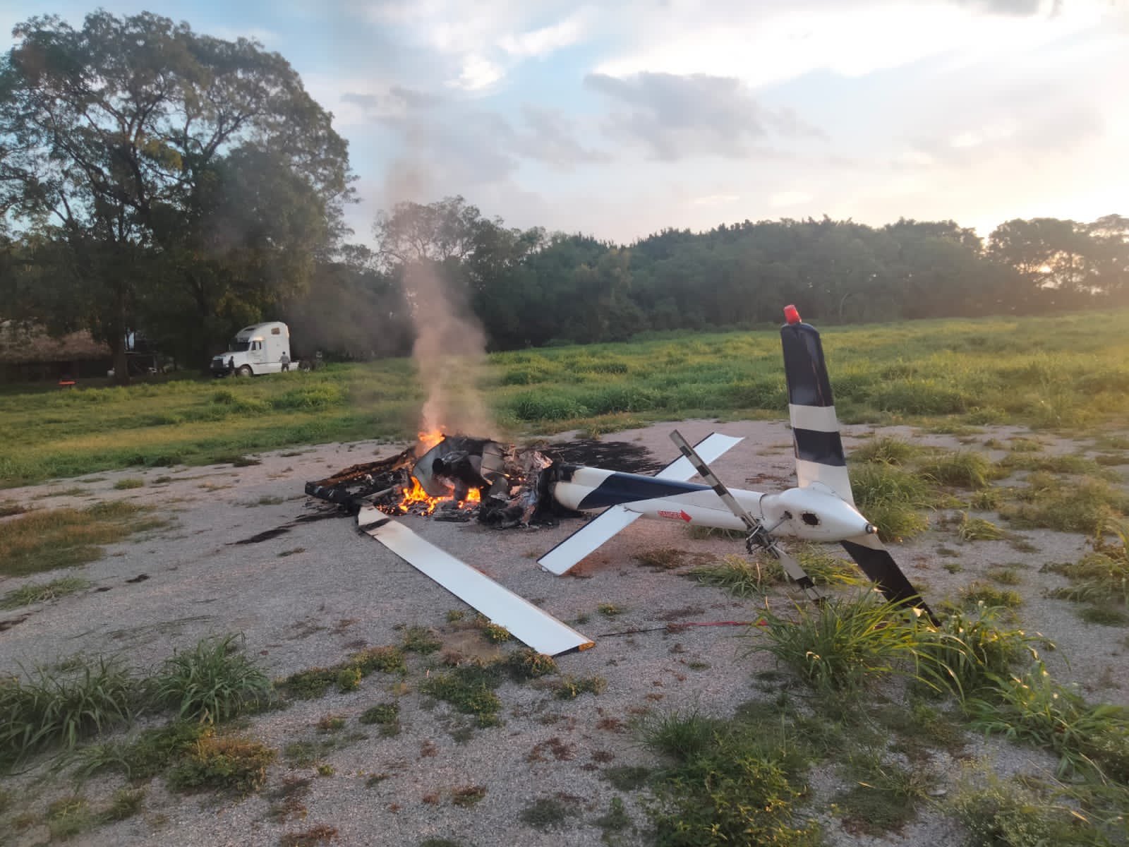 Un helicóptero incendiado, cuatro cuerpos maniatados y cartulinas con mensajes delictivos, hallan en SLP