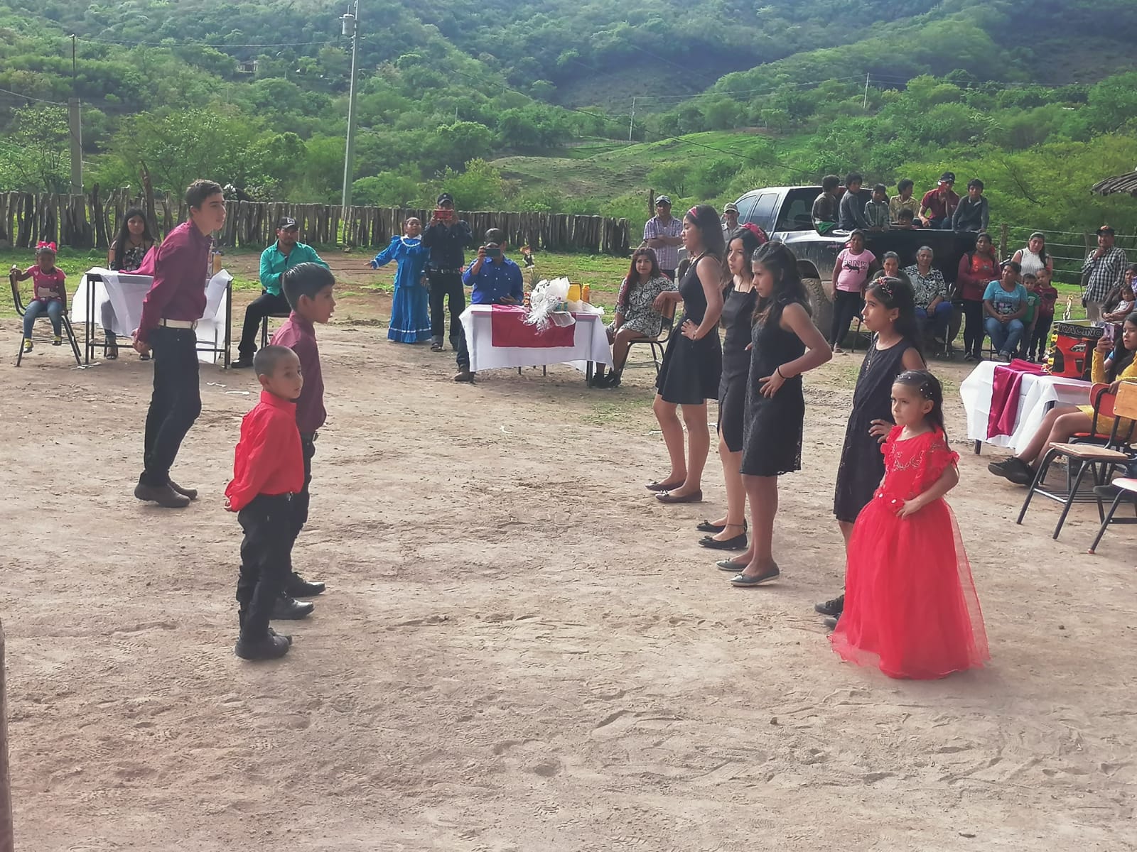 ¡Histórico! De kínder, primaria y secundaria, se gradúan niños tarámaris en Cuitaboca