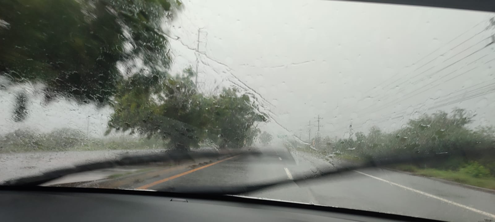 Tláloc se hace sentir en Mazatlán este domingo; llovidón toma por sorpresa al puerto