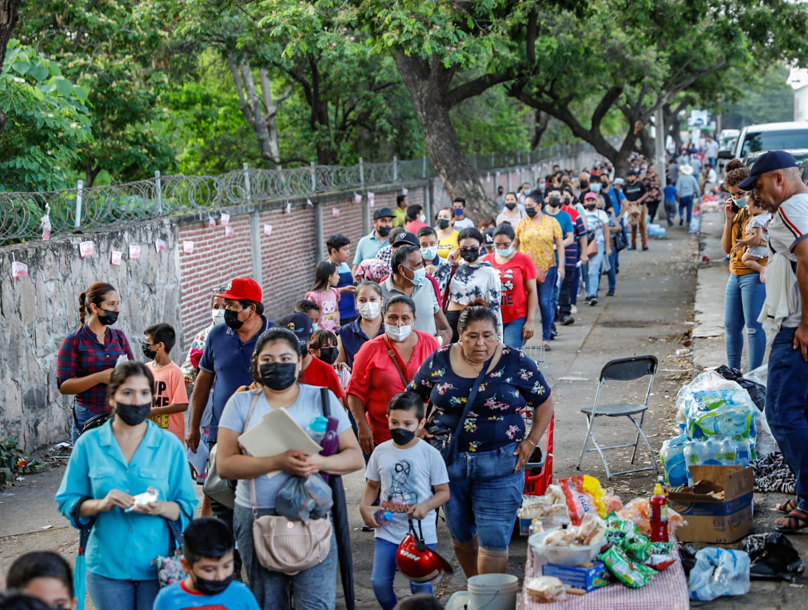 Filas kilométricas| Madrugan para alcanzar las últimas vacunas antiCOVID para niños 5 a 11 en Culiacán