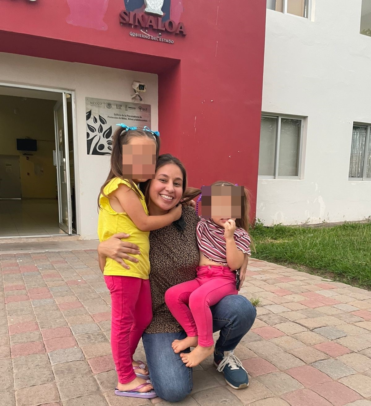 ¡Emotivo reencuentro con su mamá! Hallan en Sinaloa a hermanitas desaparecidas en Sonora
