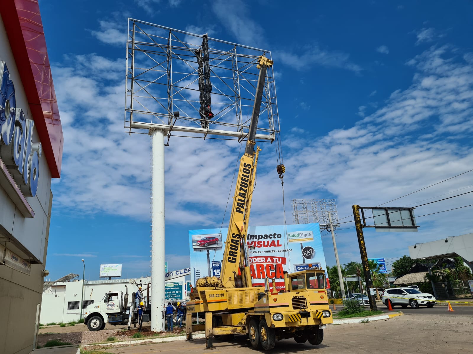 ¡Era un peligro! Para evitar tragedias, retiran espectacular gigante en transitado crucero de Culiacán