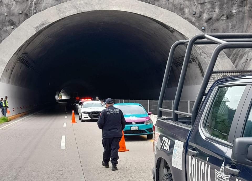 Pipa cargada con amoniaco se queda sin frenos y choca en el túnel El Carrizo de la Mazatlán-Durango