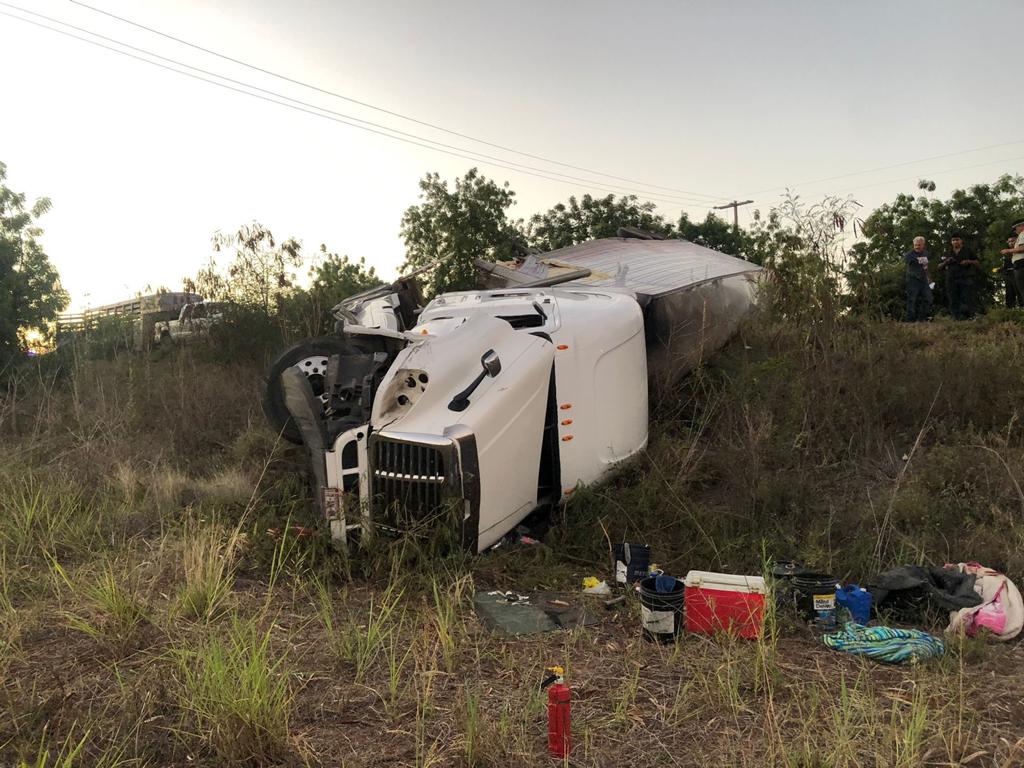 Trailero imprudente se impacta contra una camioneta con remolque, se vuelca y lo atacan las abejas