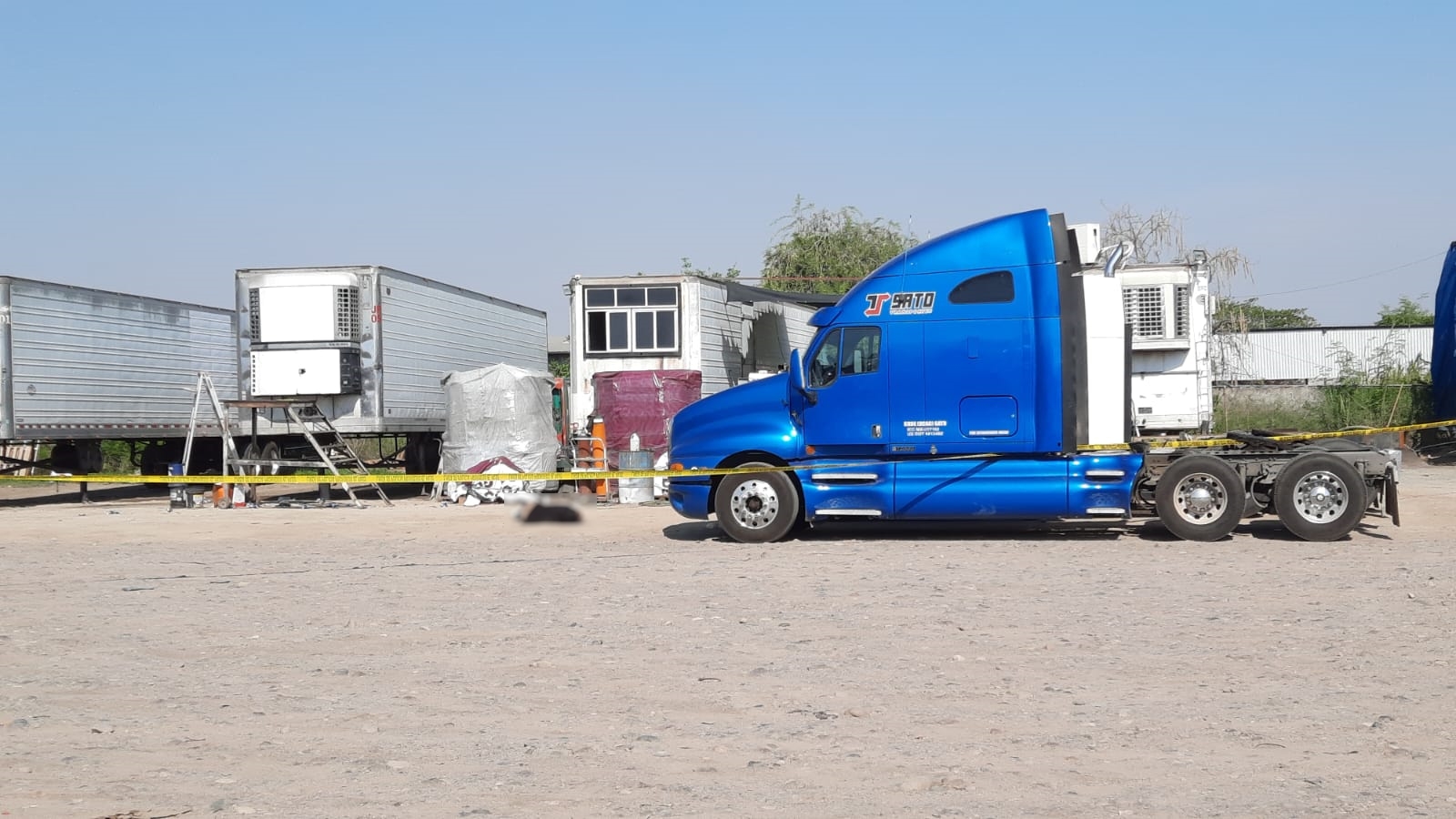 Asesinan a balazos a un hombre en una yarda de tráileres, en Culiacán