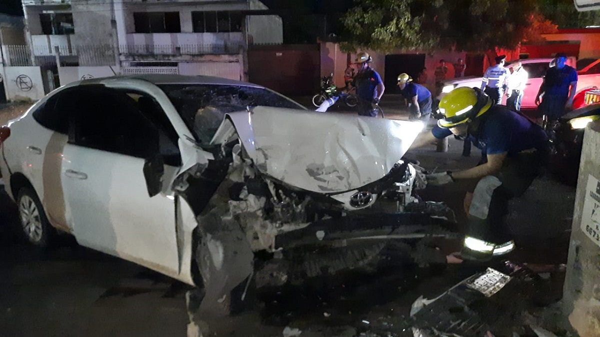 Resulta herido tras chocar contra base de torre de alta tensión, en Culiacán