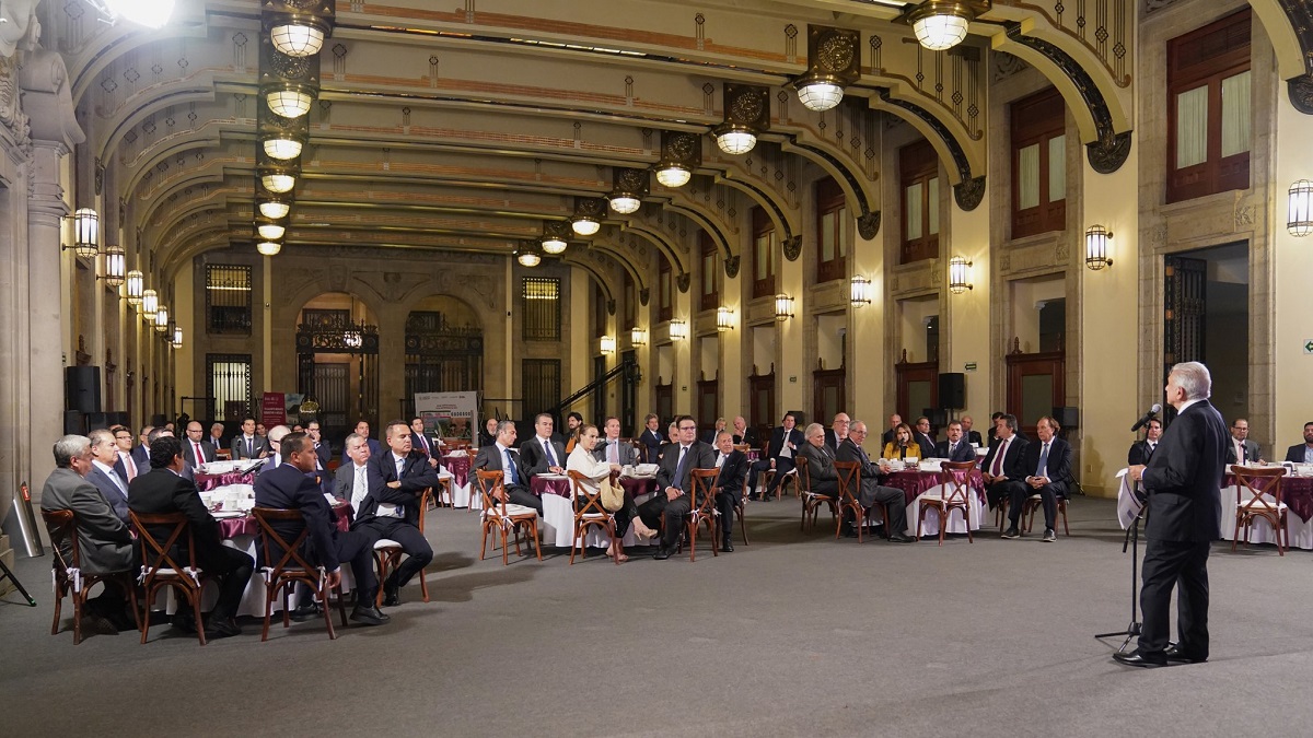 Con “suculenta cena”, pide AMLO a empresarios compren ‘cachitos’ para rifa de Playa Espíritu