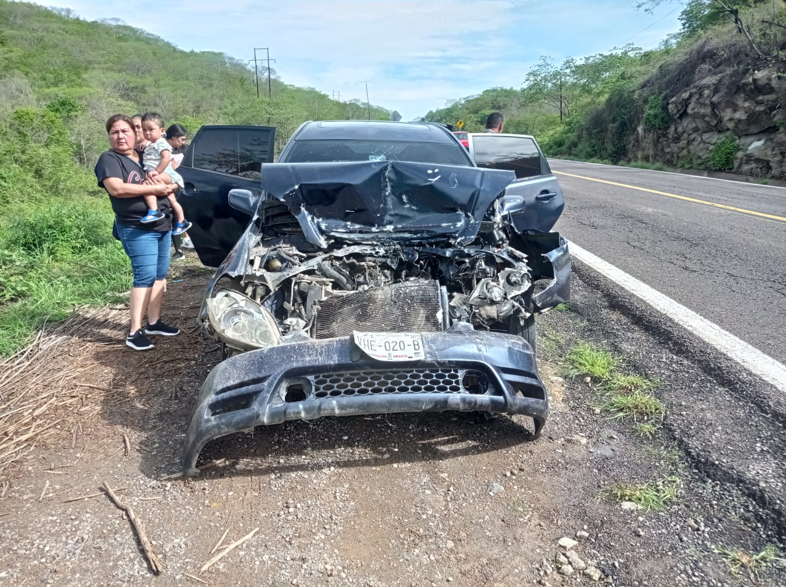 Auto con familia a bordo se impacta de frente contra un tráiler en la Libre Mazatlán-Culiacán; solo hubo lesionados leves