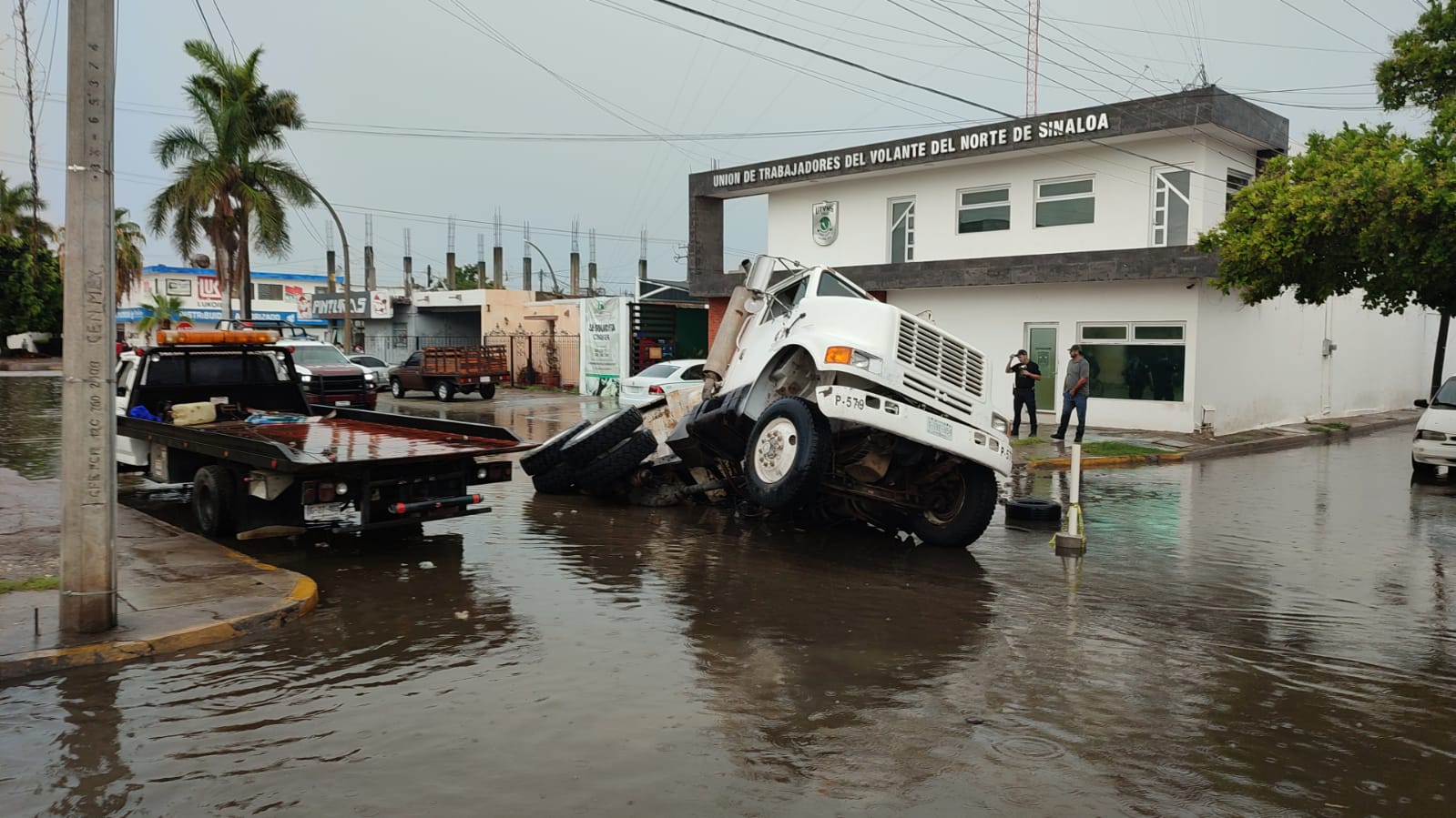Cae pesada unidad en un socavón en Los Mochis