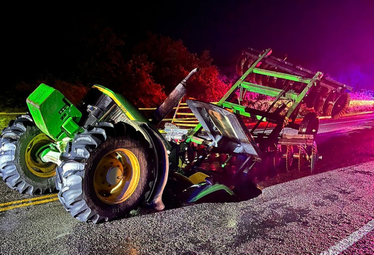 ¡Peligro! Se abre socavón en la carretera a Imala a causa de lluvias; cae un tractor