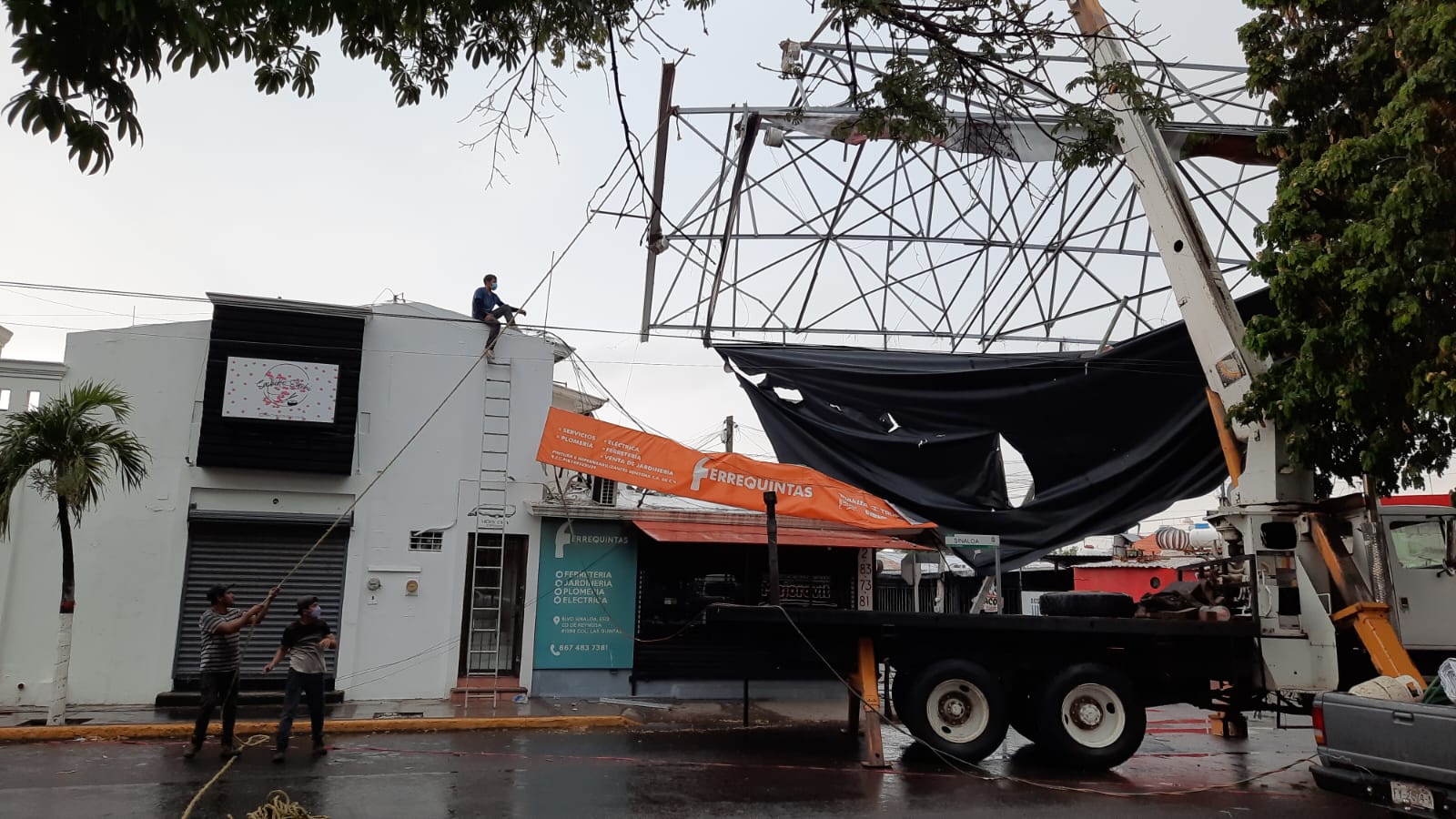 Los dos espectaculares que se cayeron durante las lluvias en Culiacán eran del mismo dueño: Ayuntamiento