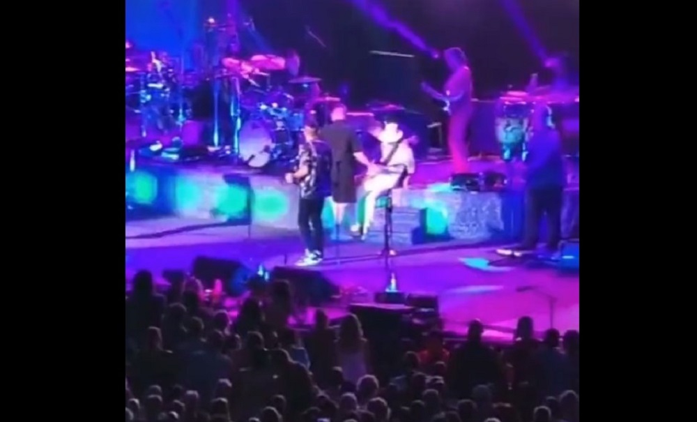 Se desvanece Carlos Santana en pleno concierto en EU; piden orar por su salud