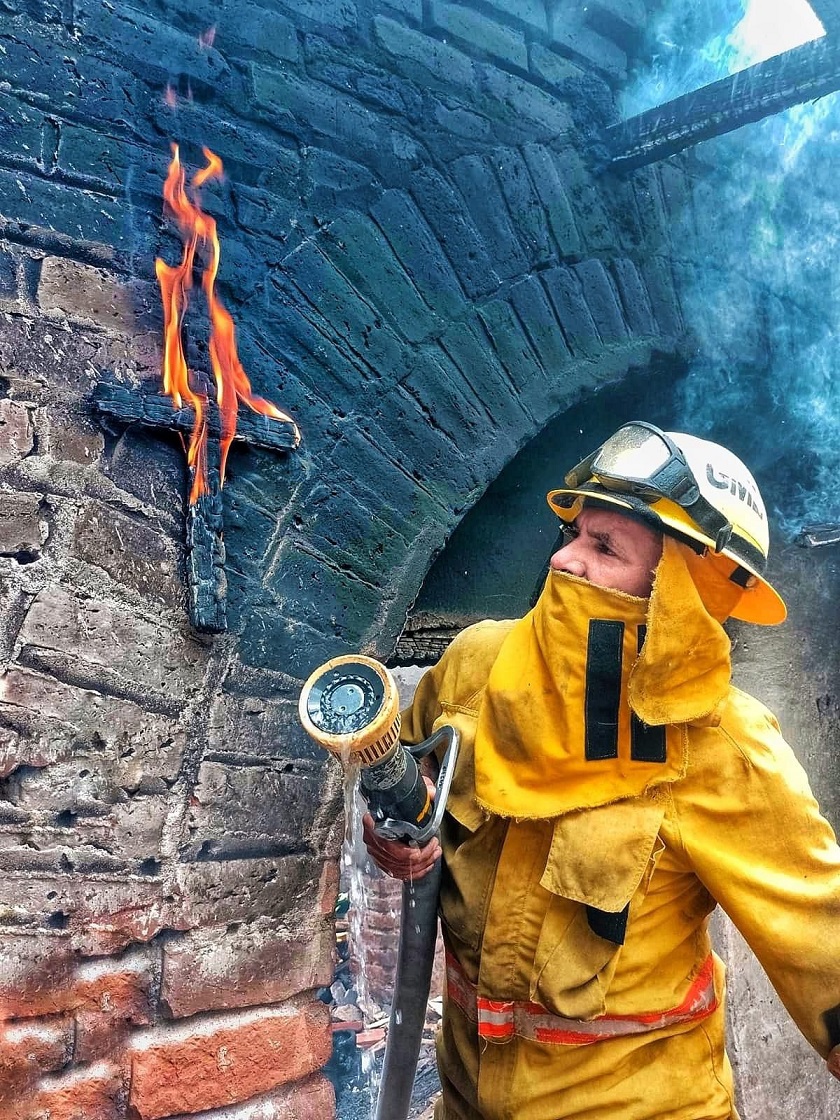 Cruz en llamas sorprende a bomberos en un incendio; ya habíamos apagado todo cuando nos dimos cuenta: Omar López