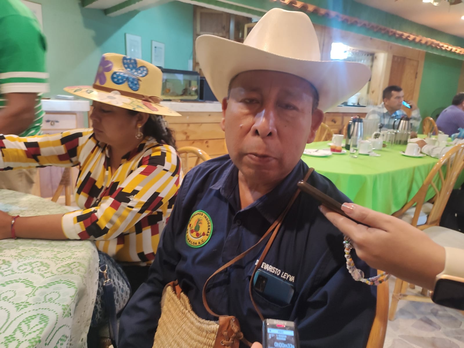 Artesano indígena de Guasave denuncia discriminación por parte de funcionaria municipal
