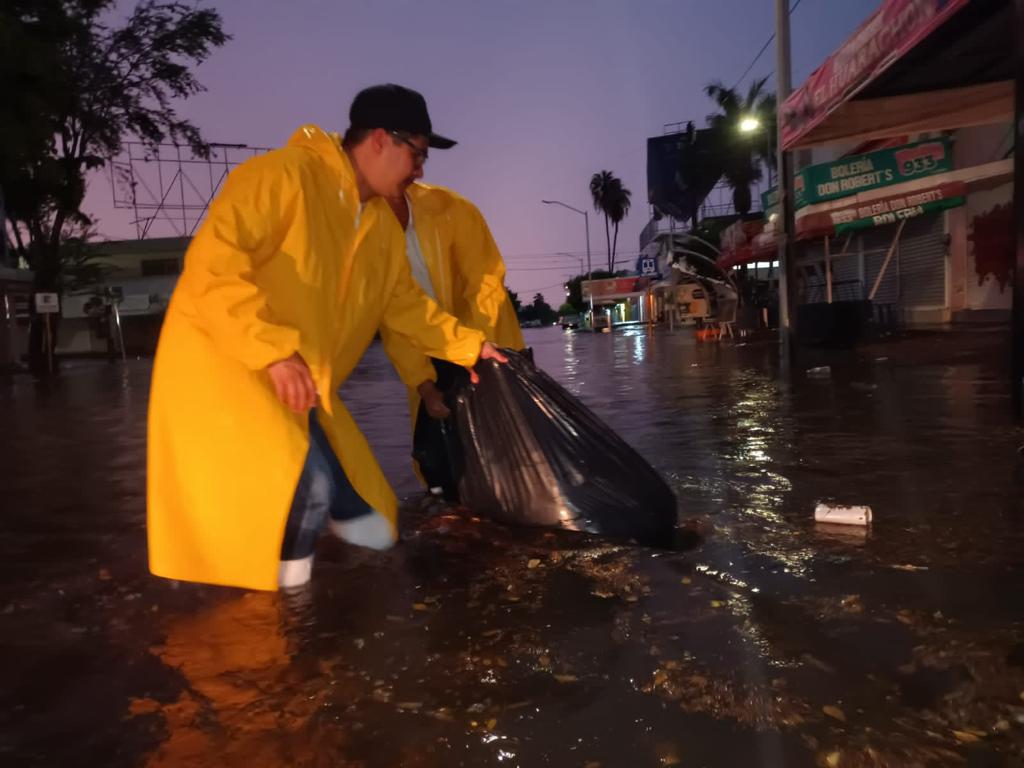Fuerte tormenta ‘azota’ a la ciudad de Los Mochis en estos momentos