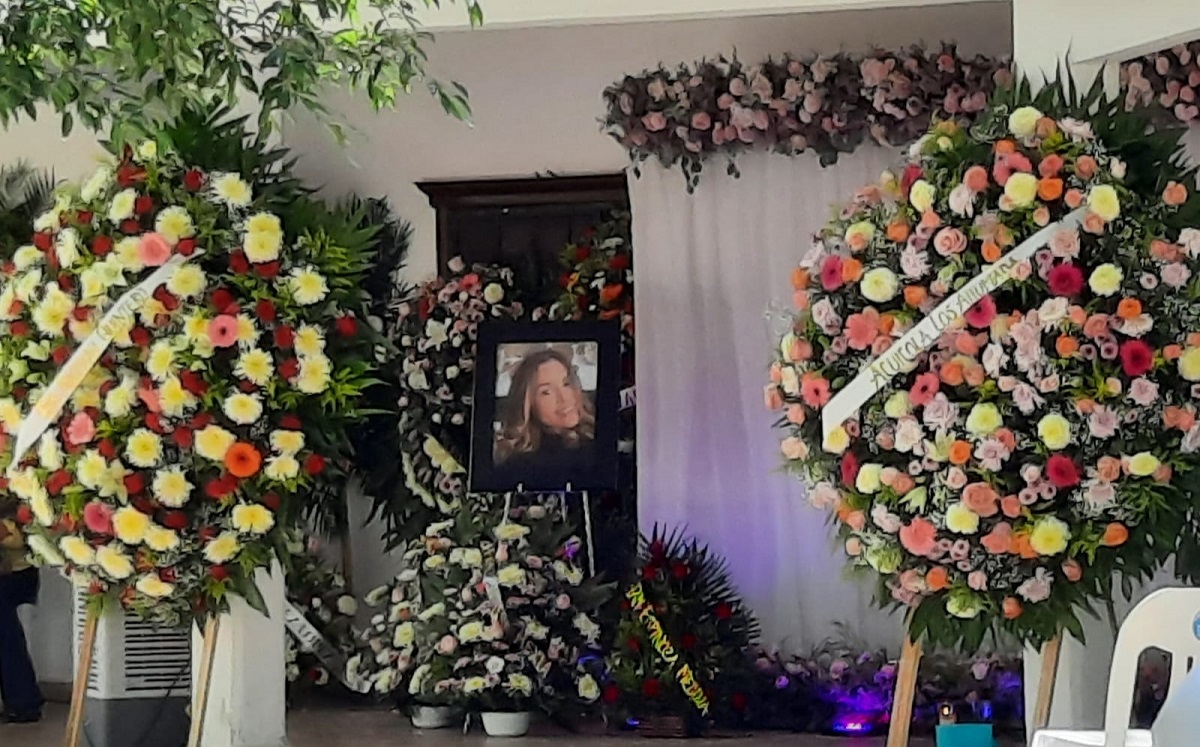 El portal lleno de flores y una canasta con mangos, así es velada la doctora Masiel en Guasave