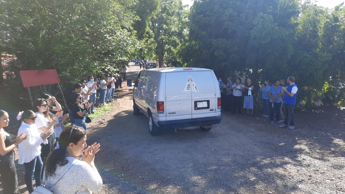 De pie y con aplausos reciben cuerpo de la doctora Masiel en Casa Blanca, Guasave