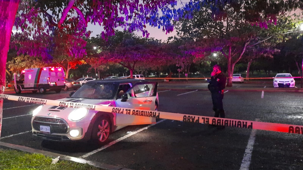 Atacan a balazos a una mujer en estacionamiento del Jardín Botánico de Culiacán