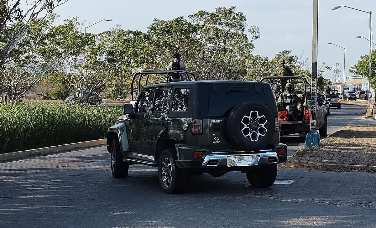 (FOTOS) Varios detenidos y vehículos asegurados en operativo del Ejército y la Marina en Mazatlán