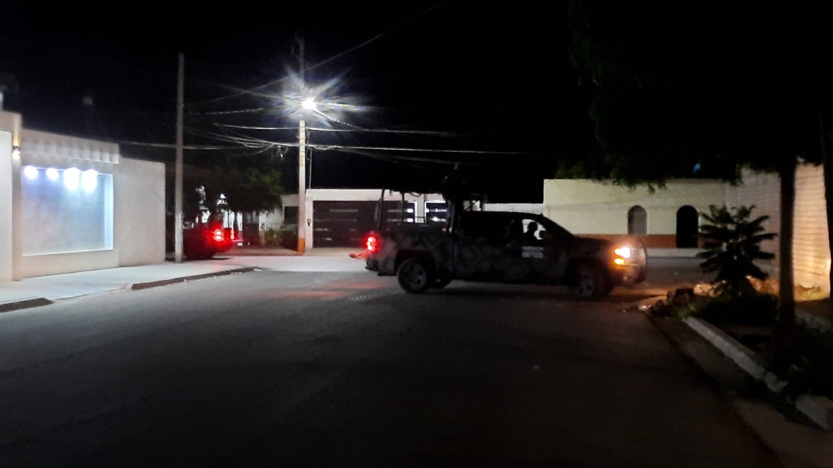Militares rodean una casa en la colonia Centro, en Guasave