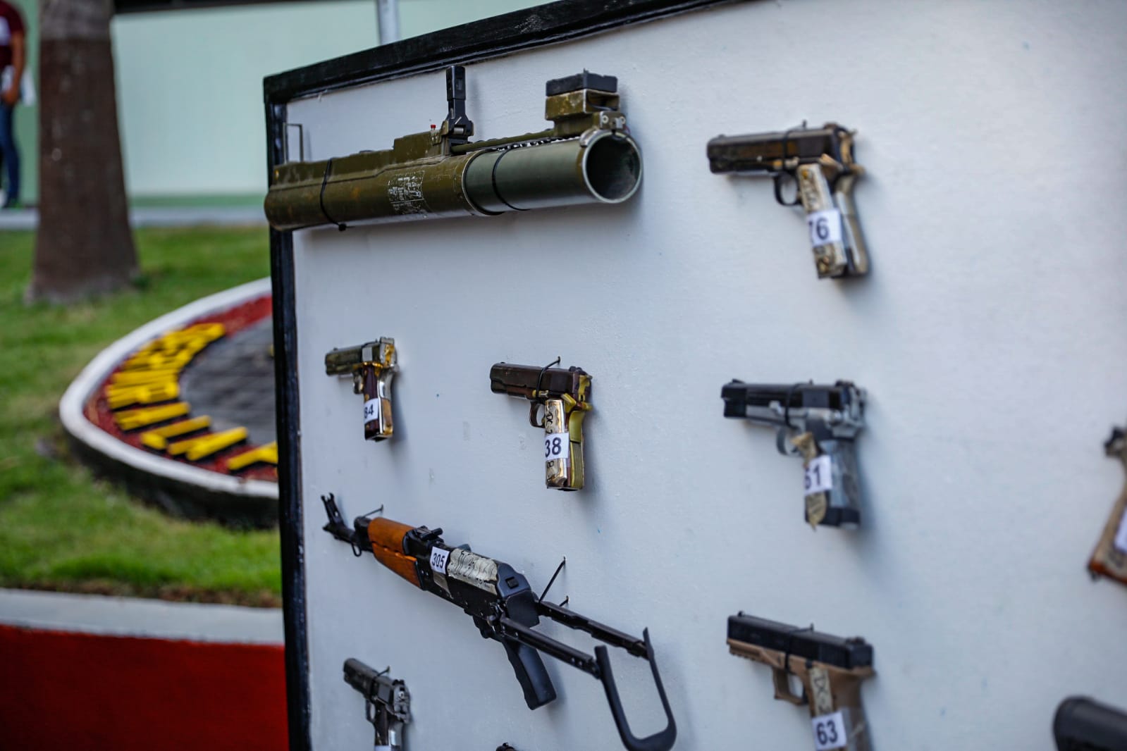 (FOTOS) ¡Hasta bazucas! Chapeadas de oro y con pedrería, destruye Ejército armas decomisadas al ‘narco’