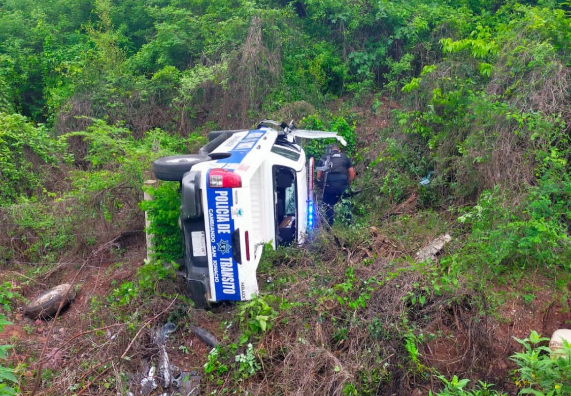 A un barranco se van tránsitos municipales de San Ignacio por la Libre Mazatlán-Culiacán