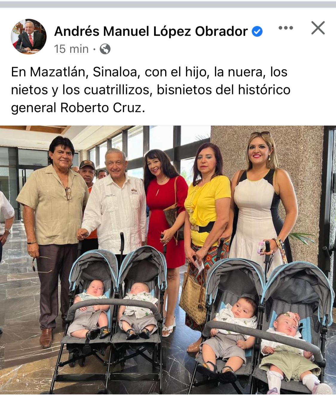 Se toma AMLO la foto con cuatrillizos, bisnietos del general Roberto Cruz