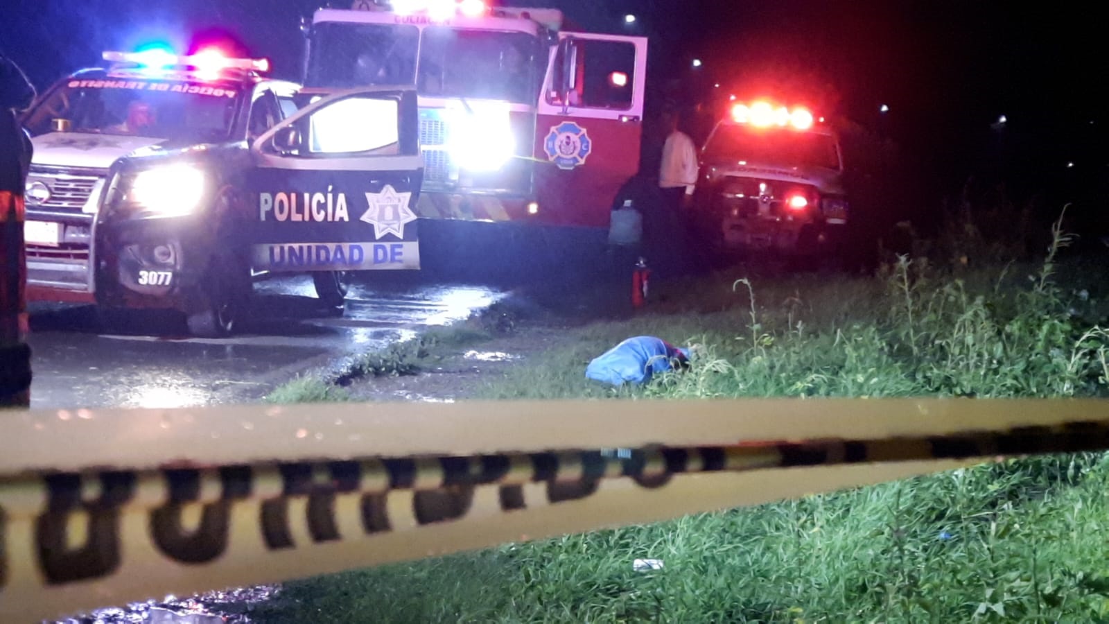Muere mujer al estrellarse en su vehículo contra un poste en El Tamarindo, en Culiacán