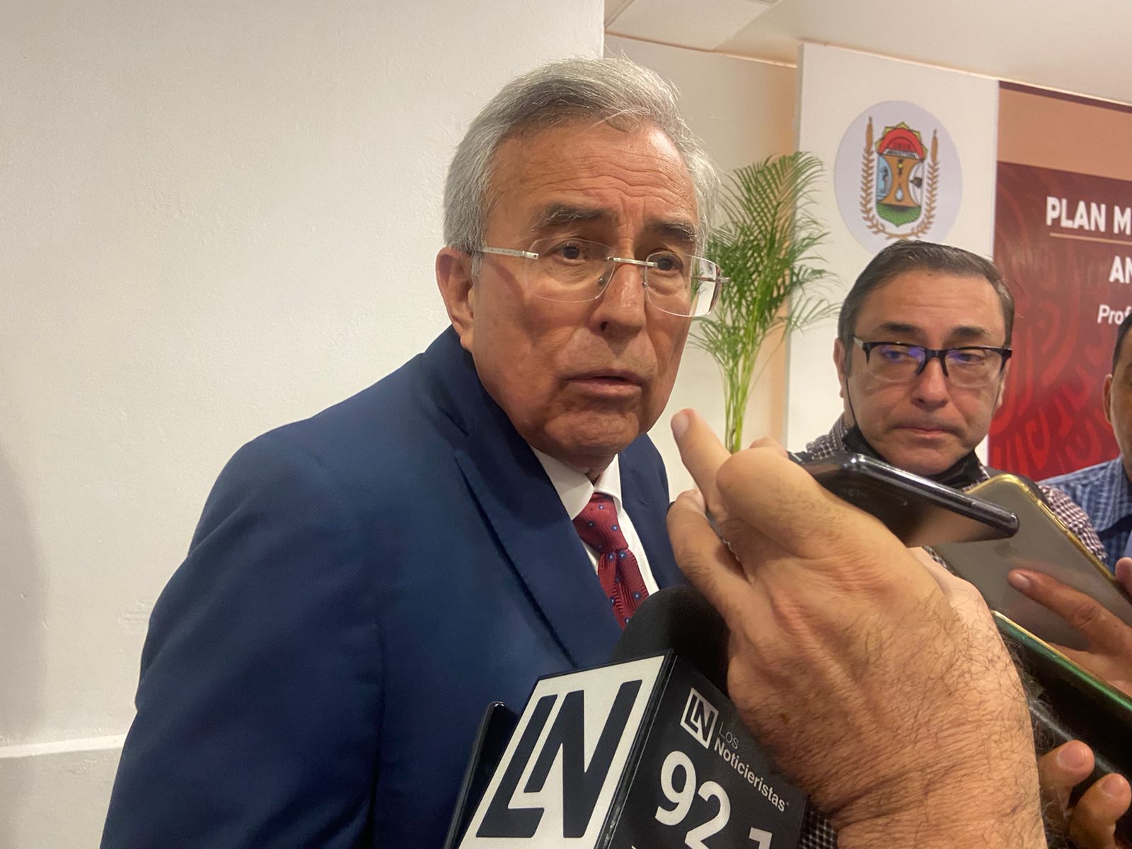 Acusa el Gobernador de extorsionadores a inspectores de Coepris; ‘me descuidé y contrataron a 50’