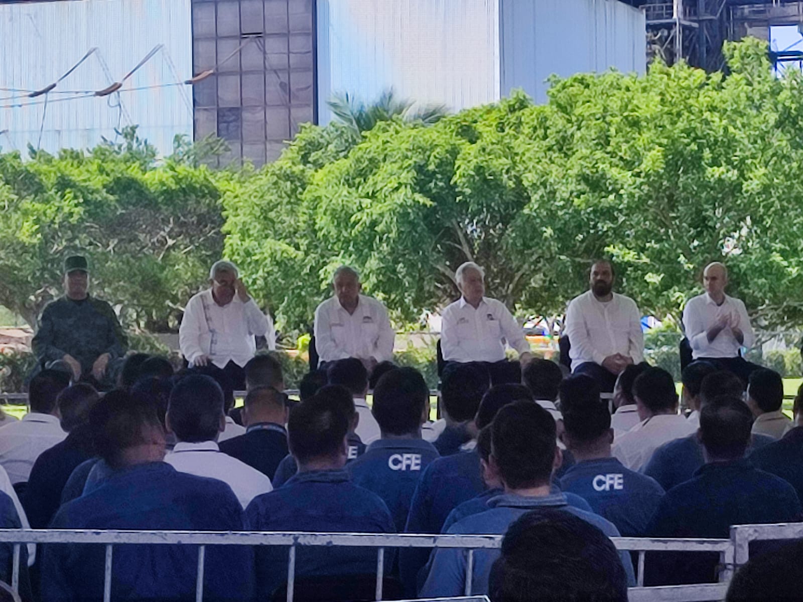 En hotel, dialoga el ‘Químico’ Benítez con AMLO; no convocan a alcaldes a eventos regionales de CFE