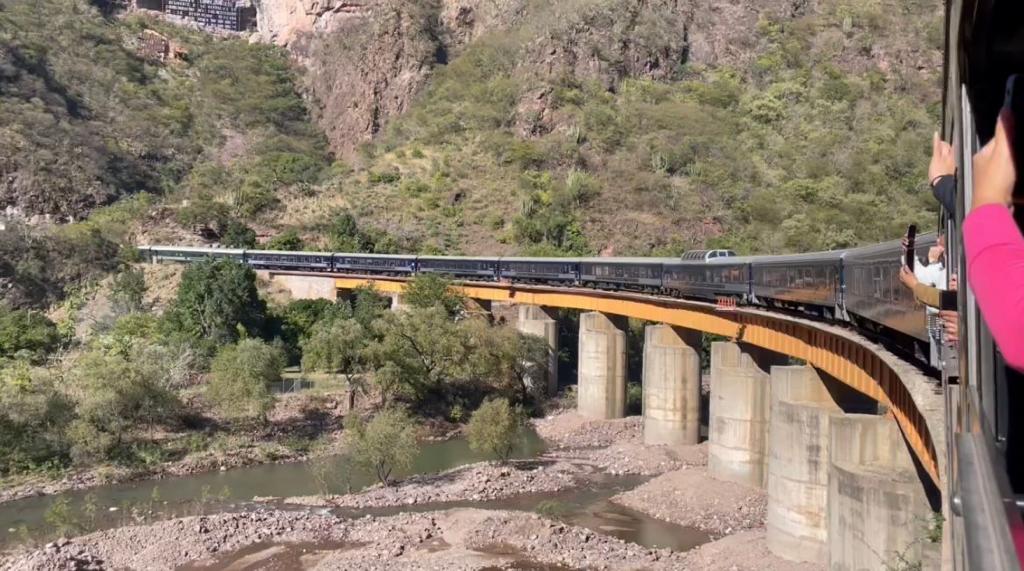 Trasladarán por tierra a las Barrancas del Cobre a turistas varados por suspensión del Chepe Express
